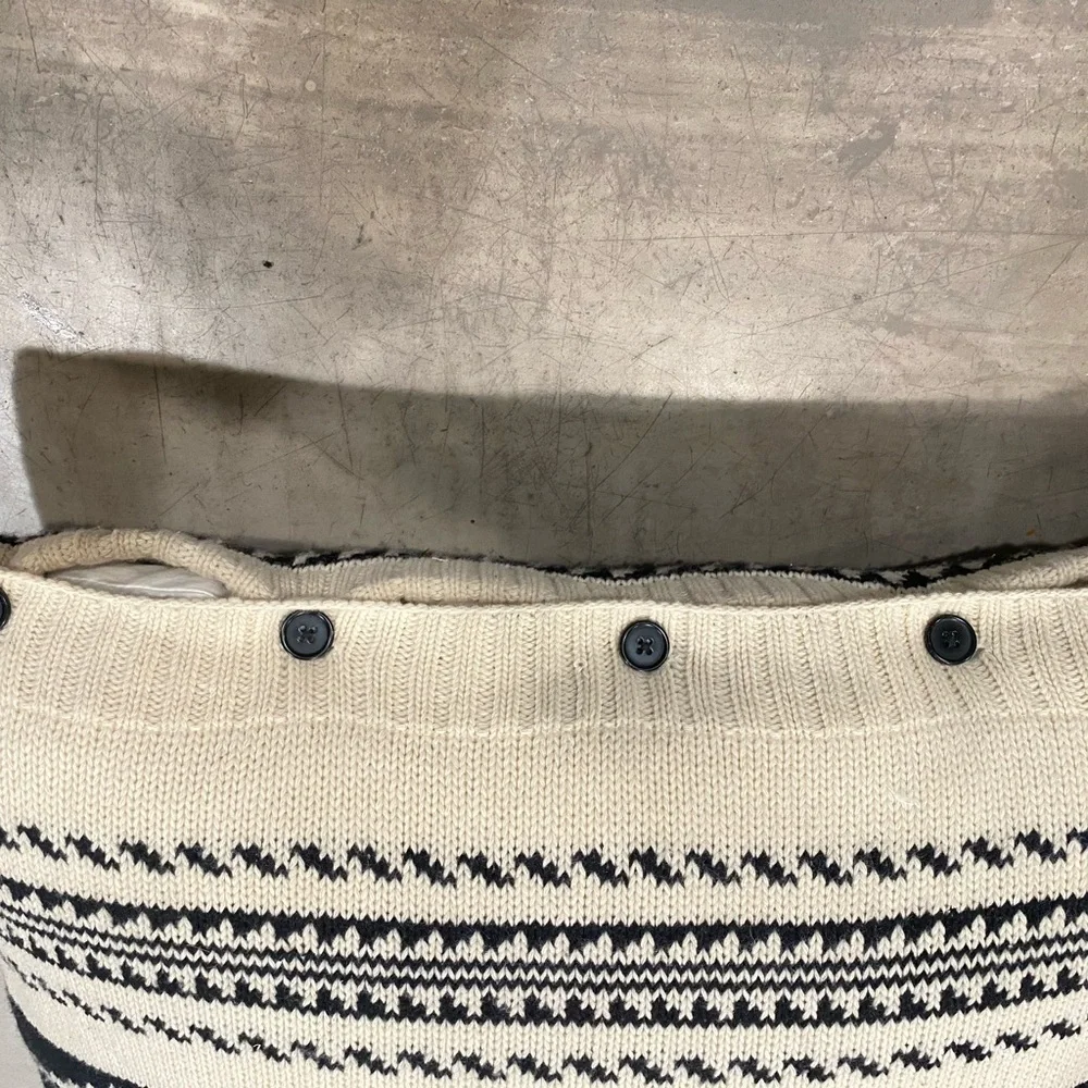 GORGEOUS pillow and insert!By RALPH LAUREN🖤🤍 knit covering with button closure🤍🖤
